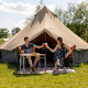 Twee mensen genieten van een maaltijd bij een glamping belltent op CharmeCamping De Regge-Vallei, Nederland.
