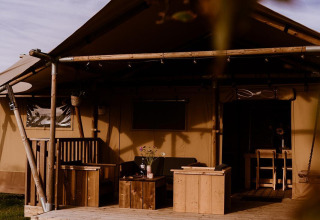 Tienda safari de Groupaccommodation 'de Blokhut' en Holiday park Eigen Wijze, Países Bajos, luz otoñal.