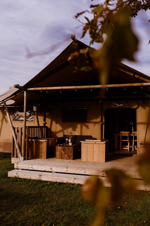 Tente safari à Groupaccommodation 'de Blokhut' du Holiday park Eigen Wijze aux Pays-Bas sous la lumière d'automne.