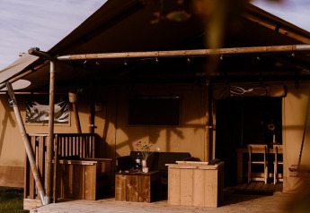 Safari-telt ved Groupaccommodation 'de Blokhut' i Holiday park Eigen Wijze, Holland, i efterårssol.