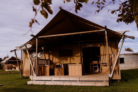 Tente safari à Groupaccommodation 'de Blokhut' au Holiday park Eigen Wijze, Pays-Bas, vue extérieure.