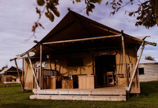 Safari telt ved Groupaccommodation 'de Blokhut' på Holiday park Eigen Wijze i Holland, set udefra.