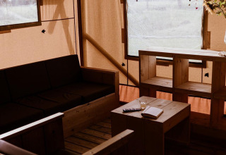 Interno di una tenda safari a Groupaccommodation 'de Blokhut' nel Holiday park Eigen Wijze, Paesi Bassi.