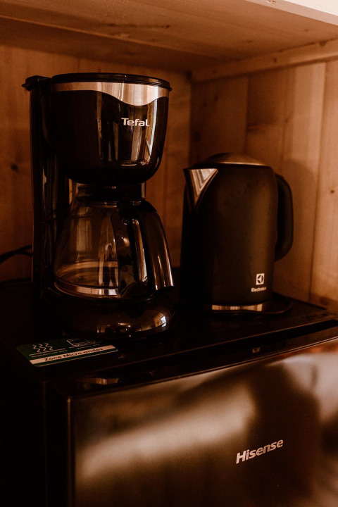 Cafetera, hervidor eléctrico y mini nevera en la tienda safari Groupaccommodation 'de Blokhut', Holiday park Eigen Wijze.