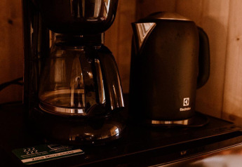 Cafetière, bouilloire électrique et mini-réfrigérateur dans la tente safari Groupaccommodation 'de Blokhut', parc Eigen Wijze.