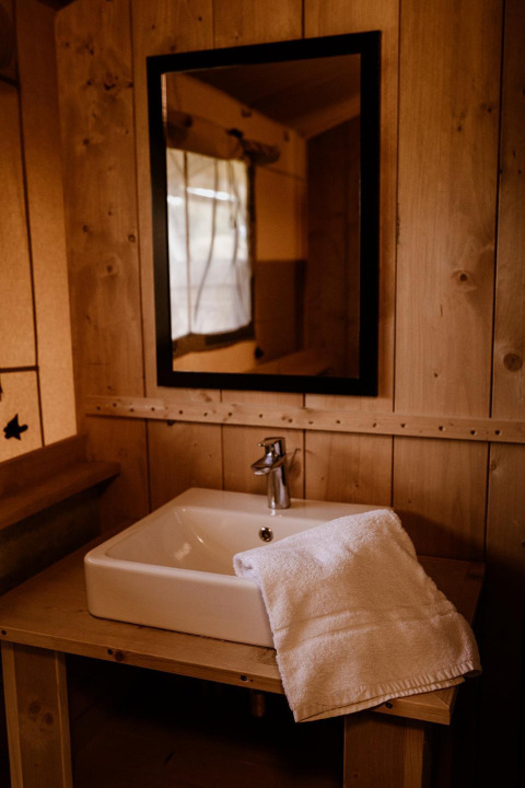 Wastafel en spiegel in het safaritent Groupaccommodation 'de Blokhut' op Holiday park Eigen Wijze, Nederland.