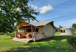 Tienda safari Groupaccommodation 'de Blokhut' en Holiday park Eigen Wijze, Países Bajos, bajo cielo azul.