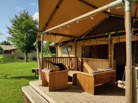 Vista sulla tenda safari Groupaccommodation 'de Blokhut' al Holiday park Eigen Wijze nei Paesi Bassi.