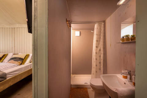 Interieur van de Boutique suite in Holiday Park Mölke, met slaapkamer en eigentijdse badkamer.