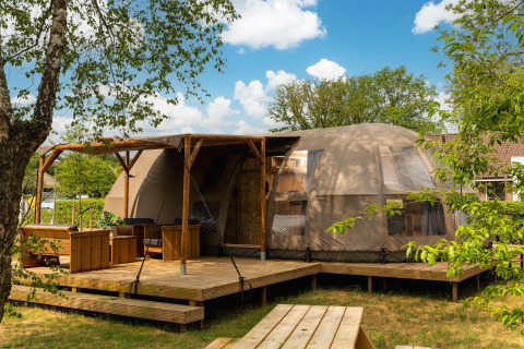 Udendørsbillede af Riverdome-lodge med overdækket terrasse i Holiday Park Mölke, Nederlandene