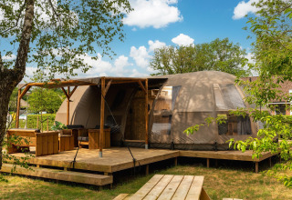 Vista esterna della lodge Riverdome con terrazza coperta al Holiday Park Mölke nei Paesi Bassi