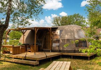 Außenaufnahme der Riverdome-Lodge mit überdachter Terrasse im Holiday Park Mölke in den Niederlanden