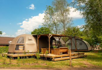 Vue extérieure du lodge Riverdome avec terrasse en bois au Holiday Park Mölke, Pays-Bas.