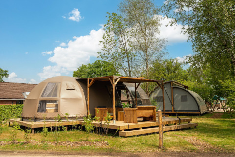 Außenansicht der Riverdome Lodge mit Holzterrasse im Holiday Park Mölke, Niederlande.