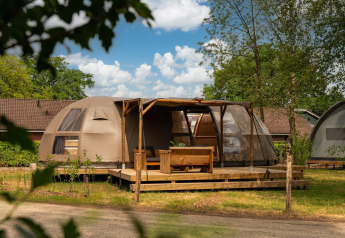 Riverdome-lodge met sanitair in Holiday Park Mölke, Nederland, met zicht op het buitenterras.