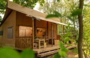 Tienda safari 'the bartender' con baño privado en Holiday Park Mölke, Países Bajos, rodeada de árboles.