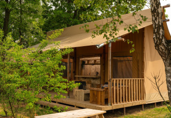 Tenda safari 'the bartender' con bagno privato al Holiday Park Mölke nei Paesi Bassi, tra gli alberi.