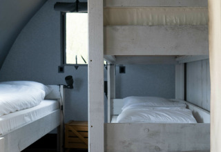 Sleeping area in Panorama Lodge at Holiday Park Mölke, Netherlands, with bunk bed and single bed.