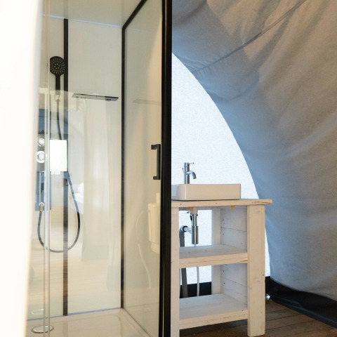 Modernes Badezimmer in der Panorama Lodge im Holiday Park Mölke, Niederlande, mit Dusche und Waschbecken.