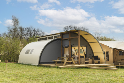 Außenansicht der Panorama Lodge mit Badezimmer im Ferienpark Mölke in den Niederlanden bei schönem Wetter.