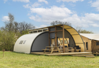 Udendørsbillede af Panorama Lodge med badeværelse på Holiday Park Mölke i Holland på en solrig dag.