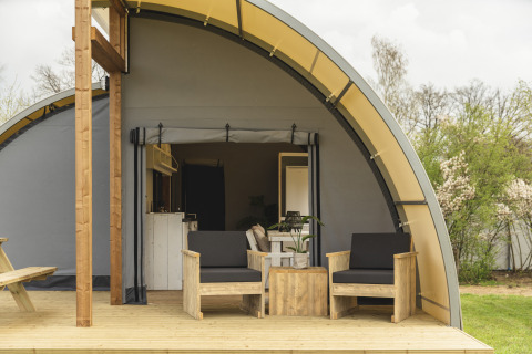 Buiten terras met twee houten stoelen bij Panorama Lodge + badkamer, Holiday Park Mölke, Nederland.