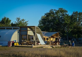 Panorama Lodge met badkamer bij Holiday Park Mölke in Nederland, moderne logies in het groen.