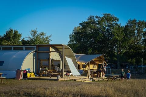 Panorama Lodge met badkamer bij Holiday Park Mölke in Nederland, moderne hutten tussen bomen.