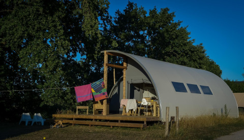 Panorama Lodge med badeværelse på Holiday Park Mölke i Holland, omgivet af natur og med træterrasse.