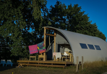 Panorama Lodge met badkamer bij Holiday Park Mölke in Nederland, omringd door groen en houten terras.