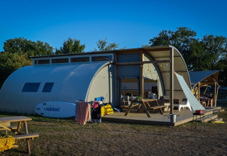 Panorama Lodge mit Badezimmer im Holiday Park Mölke in den Niederlanden, moderner Campingbereich.