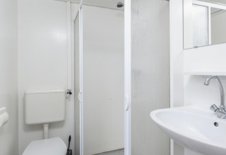 Badkamer met douche, toilet en lavabo in Bungalow aan de Regge op Holiday Park Mölke, Nederland.