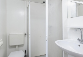 Bagno con doccia, WC e lavandino in un bungalow presso il Regge a Holiday Park Mölke, Paesi Bassi.