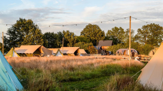 Pop-up-Glamping: Safari-Zelte im Holiday Park Mölke in den Niederlanden bei Sonnenuntergang.