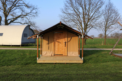 Tente safari Pop-up glamping : Awaji tent au Holiday Park Mölke aux Pays-Bas, sur pelouse verte.