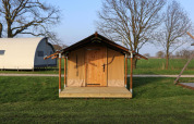 Safari-Zelt Pop-up glamping: Awaji tent im Holiday Park Mölke in den Niederlanden mit Holzveranda.