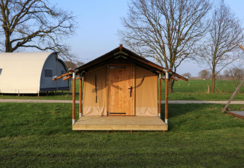 Safari telt ved Holiday Park Mölke i Holland, med trækonstruktion og teltlærred på græsplæne.