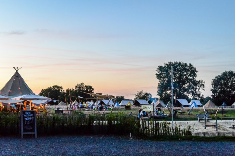 Glamping pop-up en Holiday Park Mölke, Países Bajos, con tiendas safari y zona chill al atardecer.