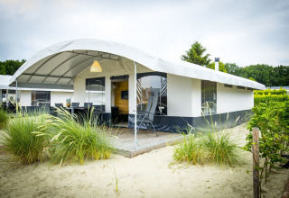 Tenda safari Tent Villa all'Holiday Park Duinhoeve nei Paesi Bassi con veranda coperta.