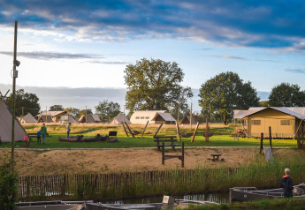 Luxe glamping tenten aan Holiday Park Mölke in Nederland met speelfaciliteiten en groene omgeving.