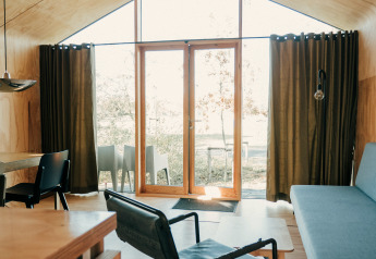 Intérieur d'une tiny house Wikkel au parc de vacances De Klepperstee, aux Pays-Bas, avec décor moderne.