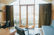Interior de una casa pequeña Wikkel en Holiday park De Klepperstee, Países Bajos, con decoración moderna.
