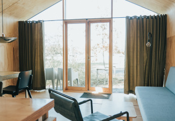 Innenraum eines Wikkel Tiny House im Ferienpark De Klepperstee, Niederlande, mit moderner Einrichtung.