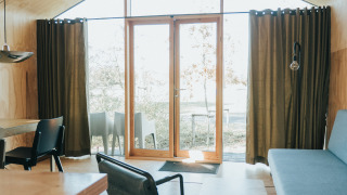 Interior de una casa pequeña Wikkel en Holiday park De Klepperstee, Países Bajos, con decoración moderna.