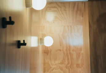 Interieurdetail van Wikkel tiny house in Holiday park De Klepperstee, Nederland, met houten wanden.