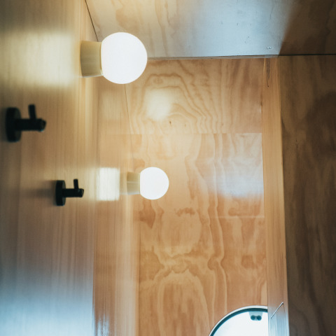 Detalle interior de la tiny house Wikkel en Holiday park De Klepperstee, Países Bajos, con paneles de madera.