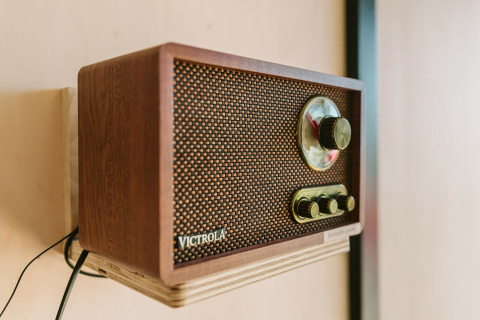 Radio retro Victrola en una estantería de madera, fotografiada en la tiny house Hoagte, De Klepperstee, Países Bajos.
