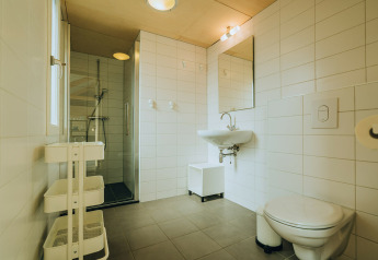 Moderne badkamer met douche, wasbak en toilet bij t Kroaje, Holiday park De Klepperstee, Nederland.