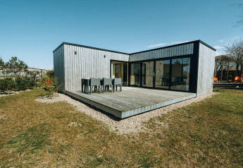 Moderne houten natuurhuis bij Huus van Hanse, De Klepperstee, Nederland, met ruim terras en eethoek.