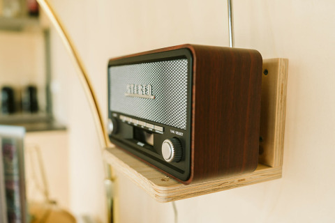 Radio rétro en bois montée au mur à Huus van Hanse, De Klepperstee, aux Pays-Bas.